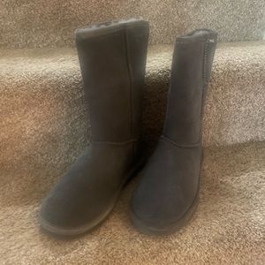 Grey Bearpaw Boots. Never Worn. Size 8.